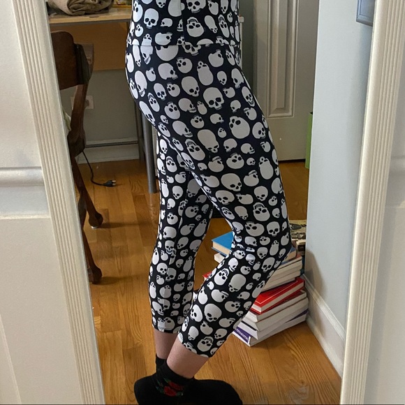SOLD // skull cropped Onzie leggings - Picture 4 of 6